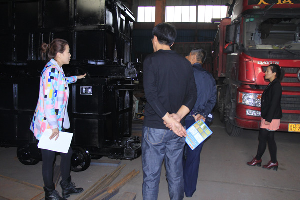 山東中煤工礦集團(tuán)自主生產(chǎn)的側(cè)卸式礦車(chē)運(yùn)往山西省某礦